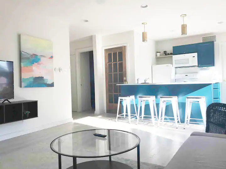 Sunny, Stylish, Private Apartment